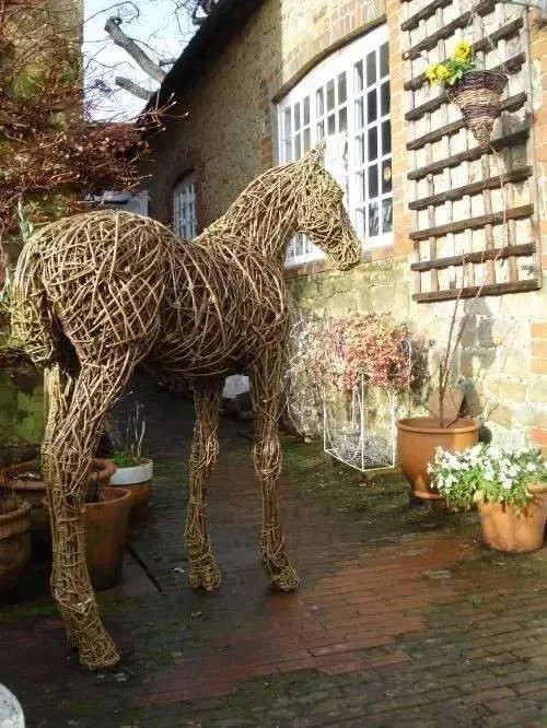 用樹枝與藤蔓,編織的庭院景觀雕塑