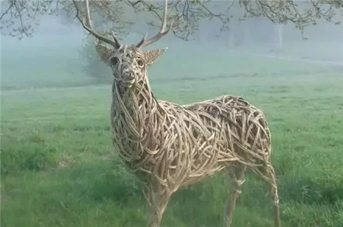 用樹枝與藤蔓,編織的庭院景觀雕塑