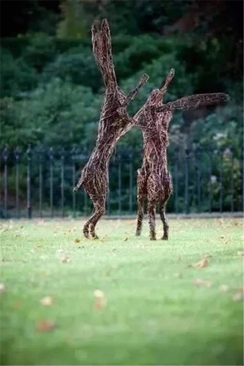 用樹枝與藤蔓,編織的庭院景觀雕塑