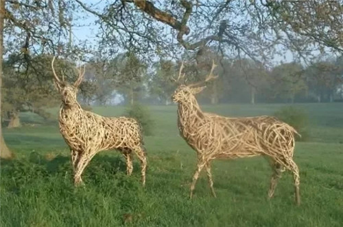 用樹枝與藤蔓,編織的庭院景觀雕塑