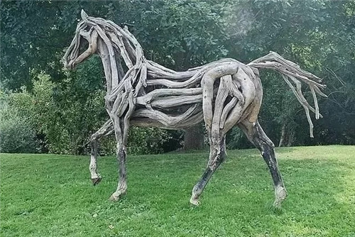 用樹枝與藤蔓,編織的庭院景觀雕塑