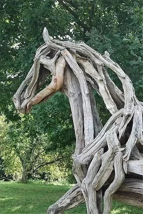 用樹枝與藤蔓,編織的庭院景觀雕塑