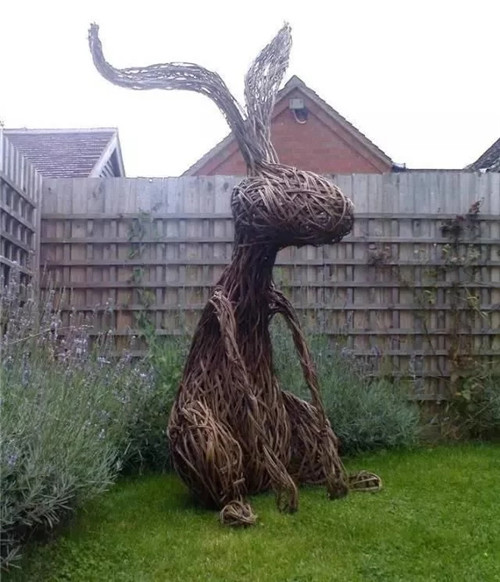 用樹枝與藤蔓,編織的庭院景觀雕塑