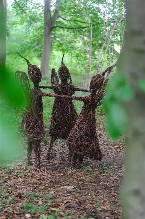 用樹枝與藤蔓,編織的庭院景觀雕塑