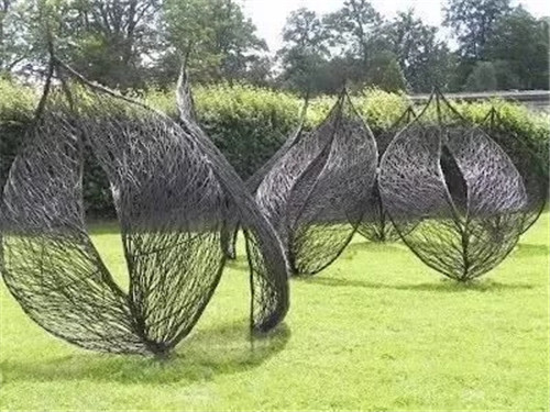 用樹枝與藤蔓,編織的庭院景觀雕塑