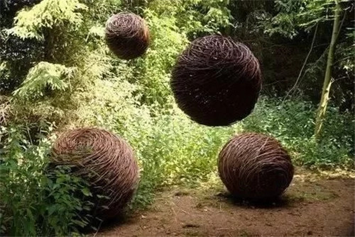 用樹枝與藤蔓,編織的庭院景觀雕塑