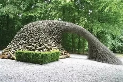 用樹枝與藤蔓,編織的庭院景觀雕塑