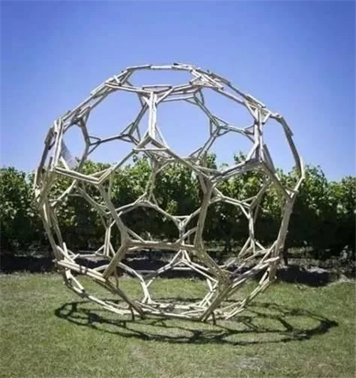 用樹枝與藤蔓,編織的庭院景觀雕塑