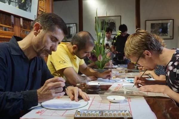 申遺成功7年 國際體驗師感受西湖古典園林