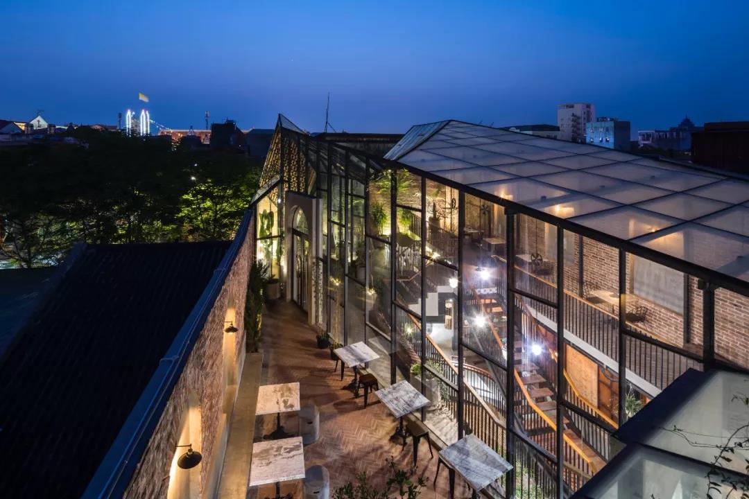 No.1986 咖啡餐廳，奇奇怪怪的‘烏鴉嘴’空間 / Le House