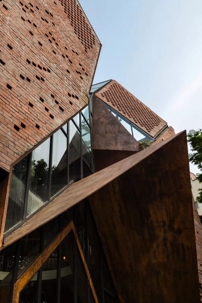 No.1986 咖啡餐廳，奇奇怪怪的‘烏鴉嘴’空間 / Le House