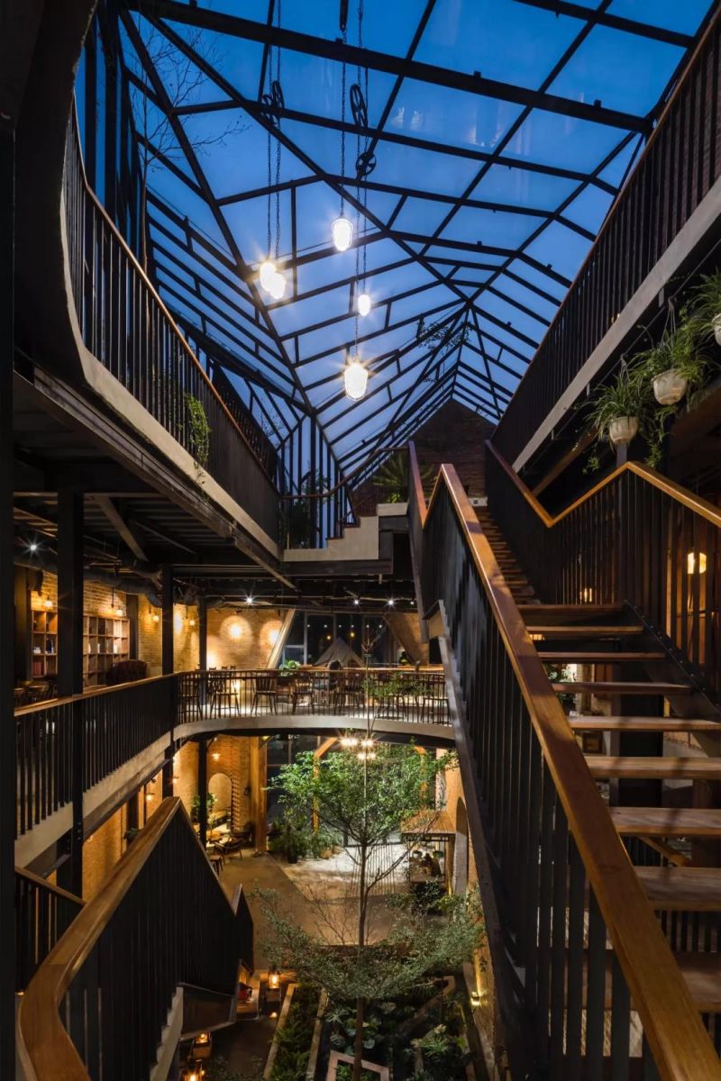 No.1986 咖啡餐廳，奇奇怪怪的‘烏鴉嘴’空間 / Le House