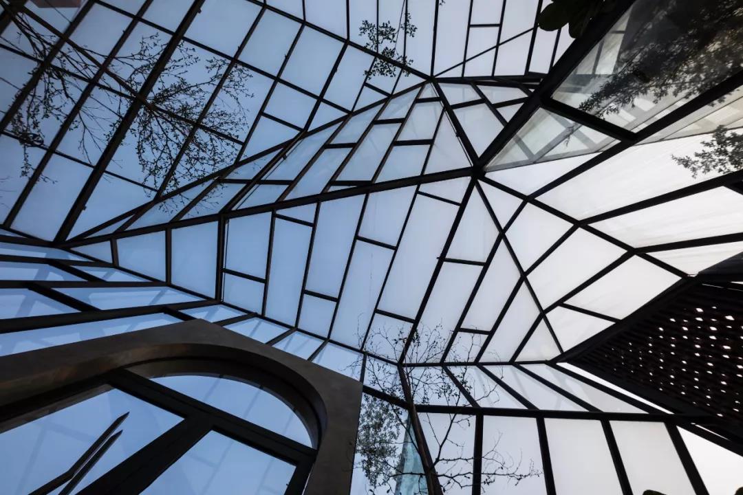 No.1986 咖啡餐廳，奇奇怪怪的‘烏鴉嘴’空間 / Le House