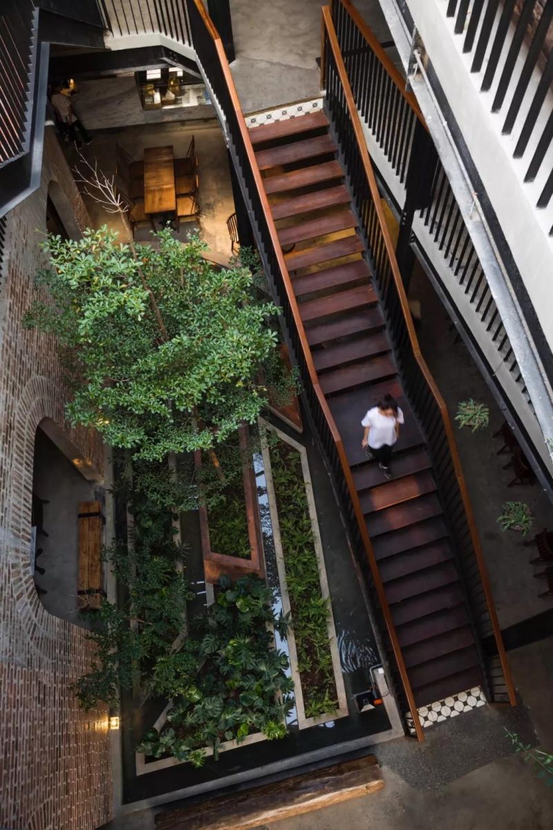 No.1986 咖啡餐廳，奇奇怪怪的‘烏鴉嘴’空間 / Le House