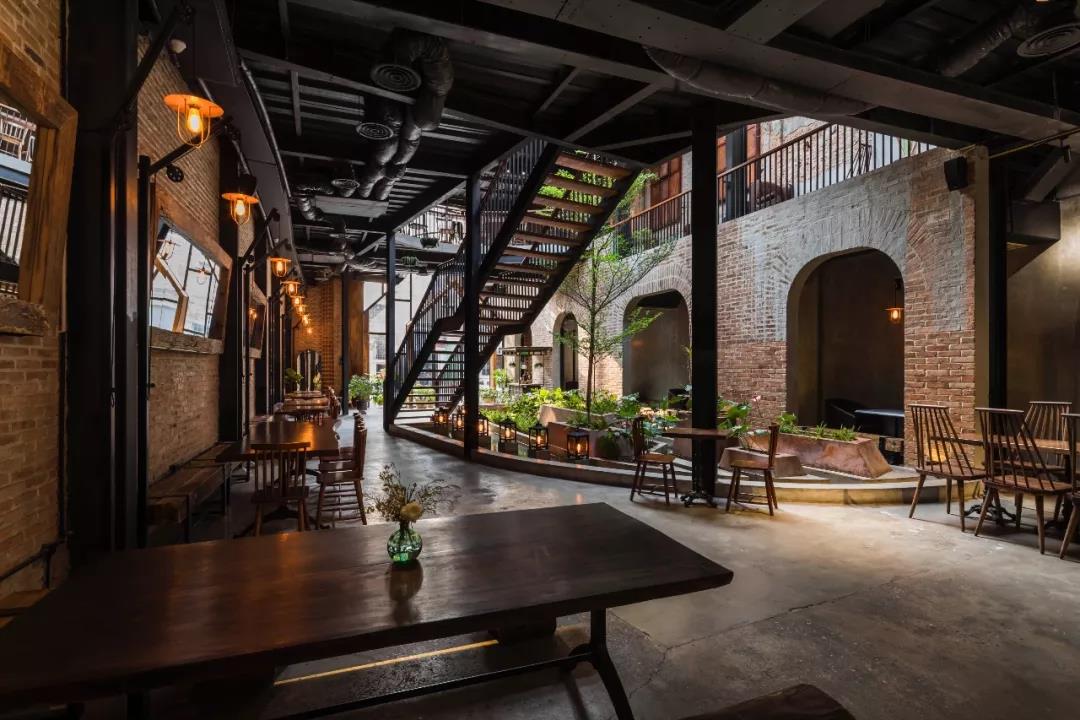 No.1986 咖啡餐廳，奇奇怪怪的‘烏鴉嘴’空間 / Le House