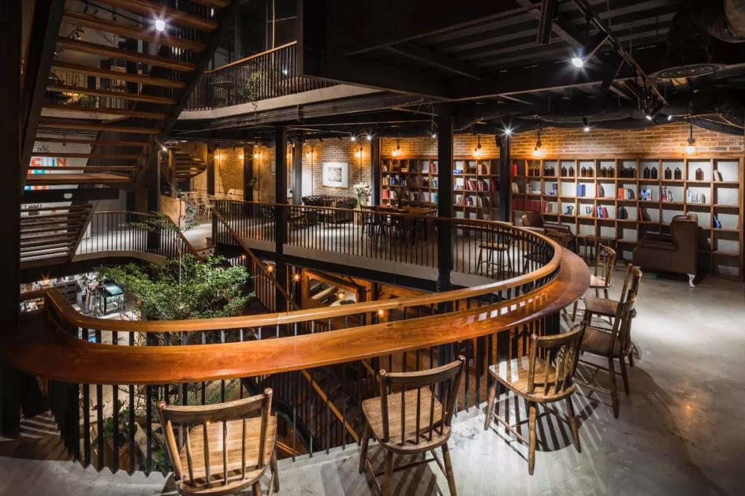 No.1986 咖啡餐廳，奇奇怪怪的‘烏鴉嘴’空間 / Le House