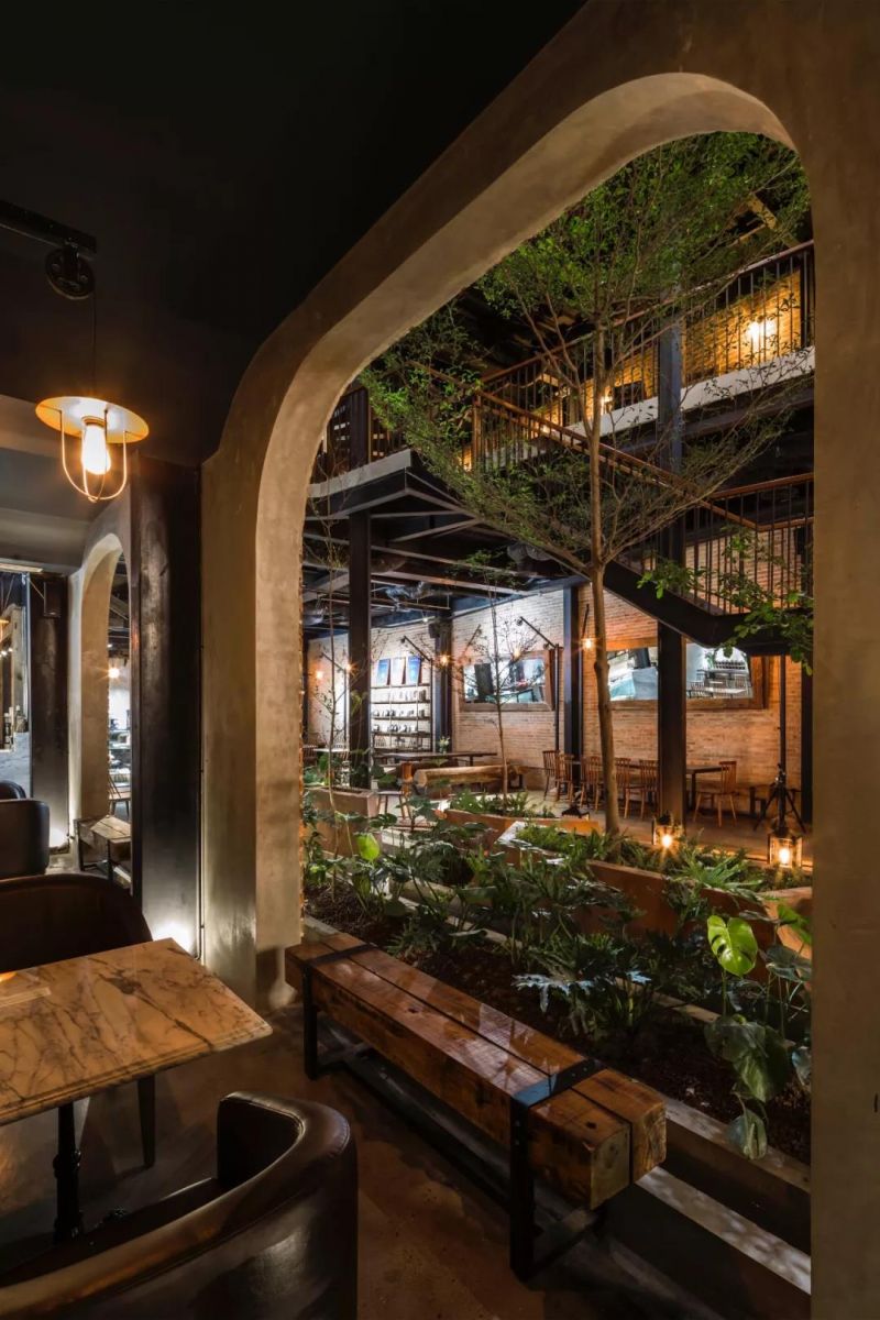 No.1986 咖啡餐廳，奇奇怪怪的‘烏鴉嘴’空間 / Le House