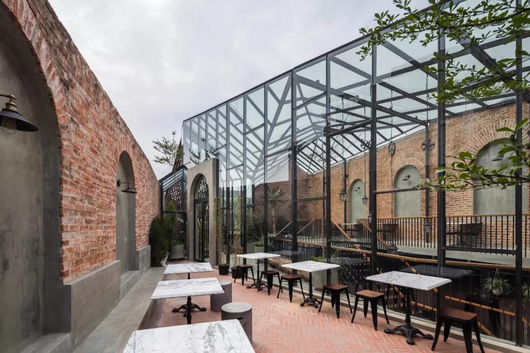 No.1986 咖啡餐廳，奇奇怪怪的‘烏鴉嘴’空間 / Le House