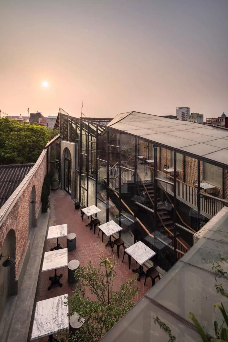 No.1986 咖啡餐廳，奇奇怪怪的‘烏鴉嘴’空間 / Le House