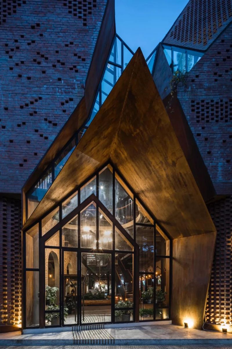 No.1986 咖啡餐廳，奇奇怪怪的‘烏鴉嘴’空間 / Le House