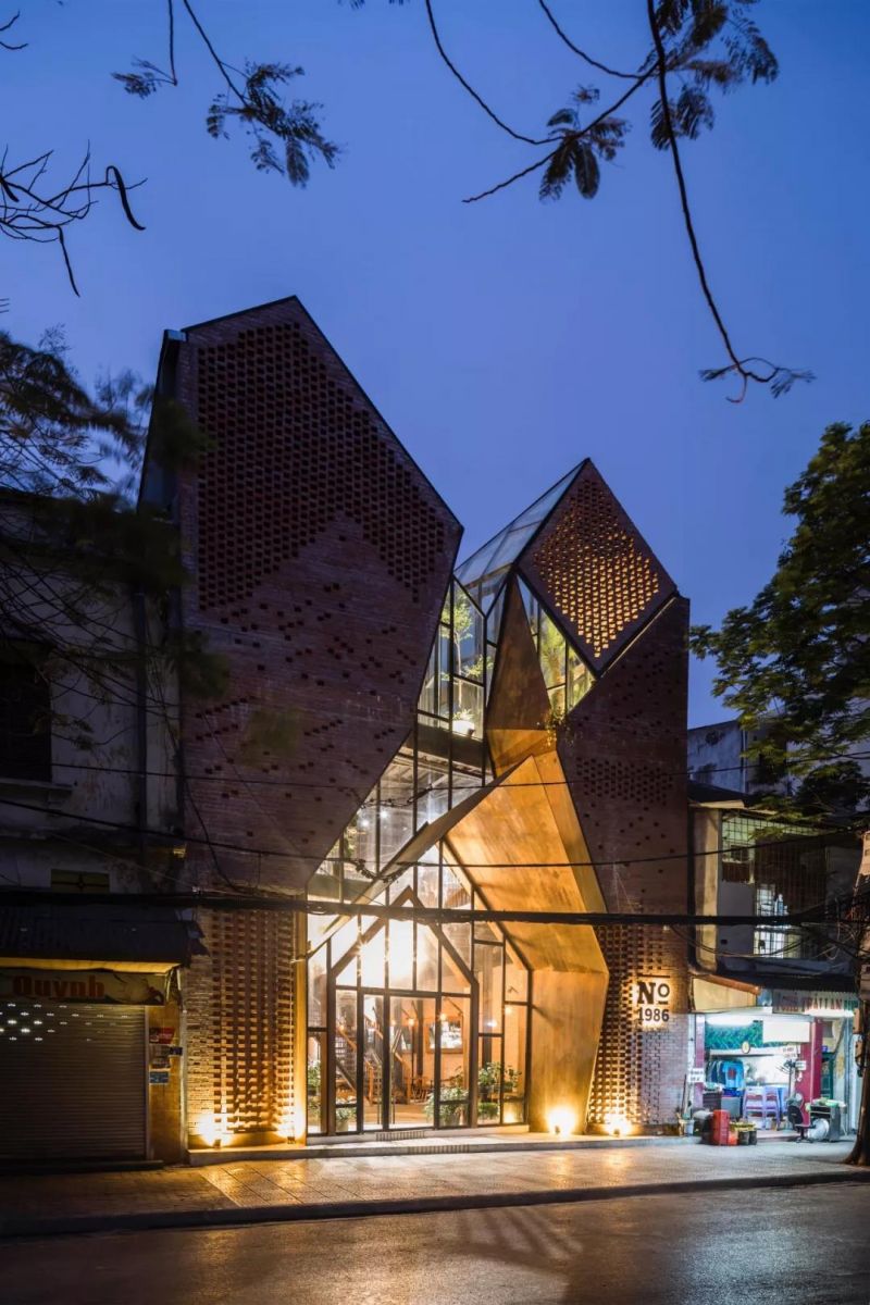 No.1986 咖啡餐廳，奇奇怪怪的‘烏鴉嘴’空間 / Le House