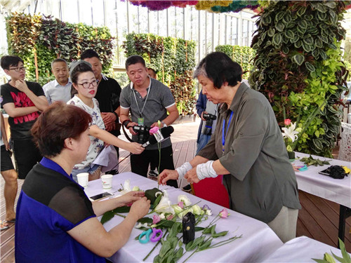 中國插花泰斗王蓮英獻藝河北省第二屆園博會