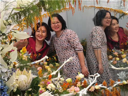 國(guó)內(nèi)外花藝大師同臺(tái)獻(xiàn)藝 秦皇島舉辦國(guó)際插花藝術(shù)展
