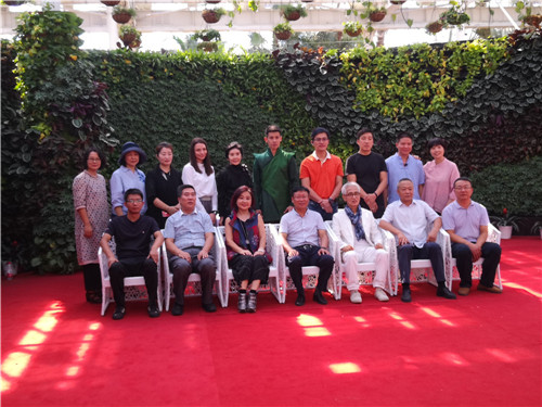 國(guó)內(nèi)外花藝大師同臺(tái)獻(xiàn)藝 秦皇島舉辦國(guó)際插花藝術(shù)展