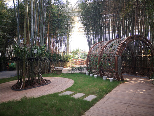 國(guó)內(nèi)外花藝大師同臺(tái)獻(xiàn)藝 秦皇島舉辦國(guó)際插花藝術(shù)展