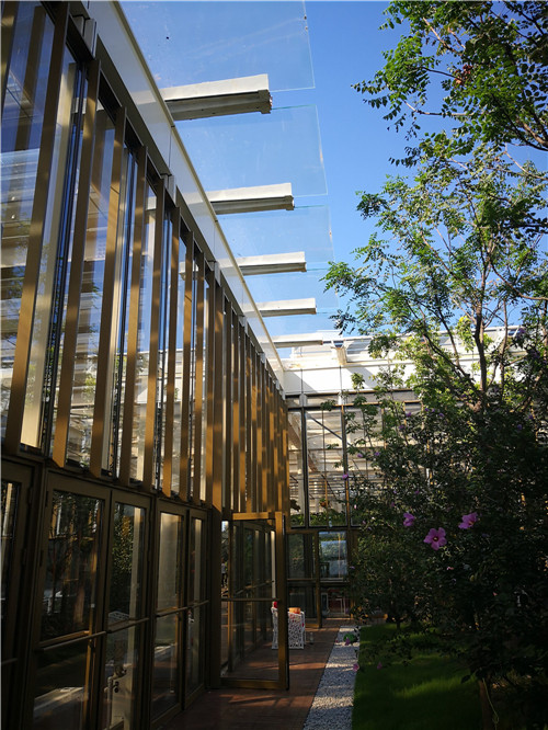 國(guó)內(nèi)外花藝大師同臺(tái)獻(xiàn)藝 秦皇島舉辦國(guó)際插花藝術(shù)展