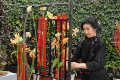 國(guó)內(nèi)外花藝大師同臺(tái)獻(xiàn)藝 秦皇島舉辦國(guó)際插花藝術(shù)展