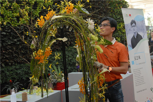 國(guó)內(nèi)外花藝大師同臺(tái)獻(xiàn)藝 秦皇島舉辦國(guó)際插花藝術(shù)展