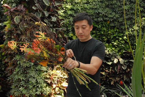 國(guó)內(nèi)外花藝大師同臺(tái)獻(xiàn)藝 秦皇島舉辦國(guó)際插花藝術(shù)展