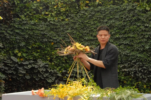 國(guó)內(nèi)外花藝大師同臺(tái)獻(xiàn)藝 秦皇島舉辦國(guó)際插花藝術(shù)展