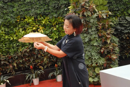 國(guó)內(nèi)外花藝大師同臺(tái)獻(xiàn)藝 秦皇島舉辦國(guó)際插花藝術(shù)展