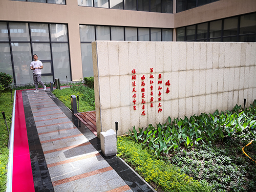 園冶杯專(zhuān)業(yè)獎(jiǎng):新華國(guó)際廣場(chǎng)天井園林景觀