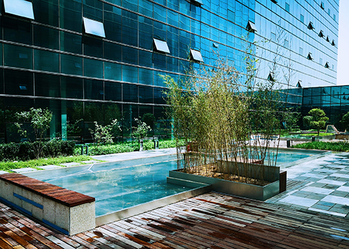 園冶杯專(zhuān)業(yè)獎(jiǎng):新華國(guó)際廣場(chǎng)天井園林景觀