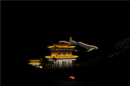 用燈光描摹中華第一關的風采