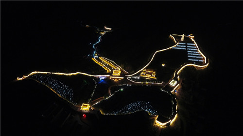 用燈光描摹中華第一關的風采