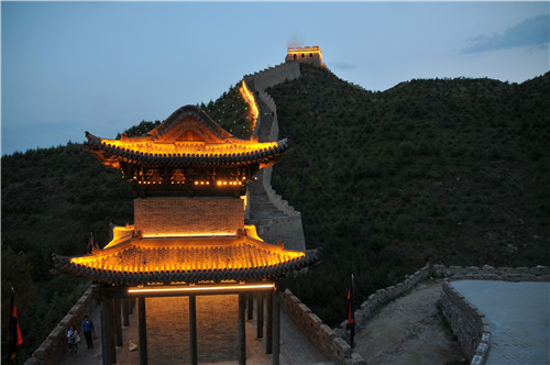 用燈光描摹中華第一關的風采