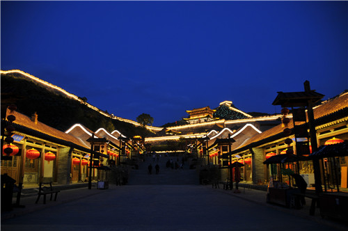 用燈光描摹中華第一關的風采