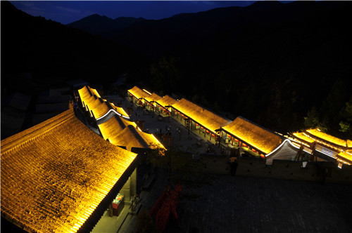 用燈光描摹中華第一關的風采