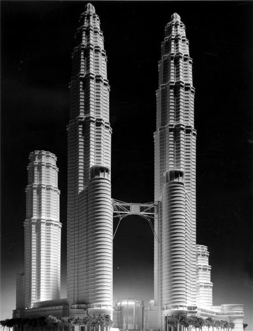 著名建筑大師西薩·佩里逝世