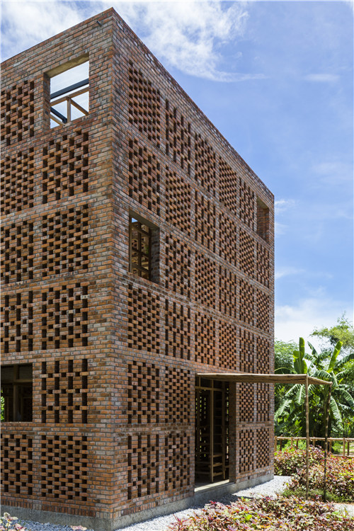 越南廣南省奠坂區Thu Bon岸邊的陶土工作室