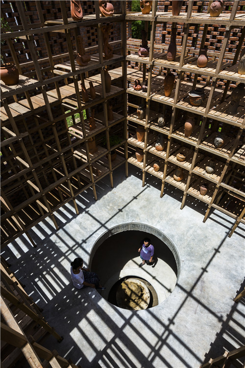 越南廣南省奠坂區Thu Bon岸邊的陶土工作室