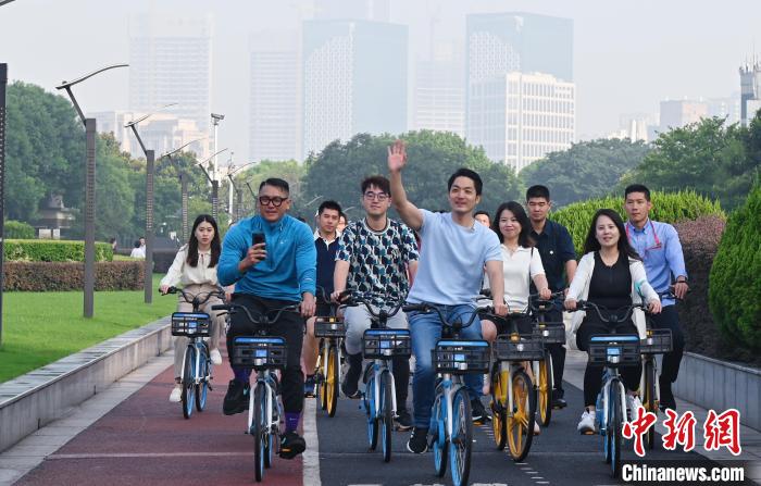 臺北市長蔣萬安上海濱江騎行 稱贊自行車道規(guī)劃