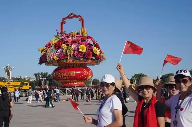 “祝福祖國”巨型花籃亮相天安門廣場