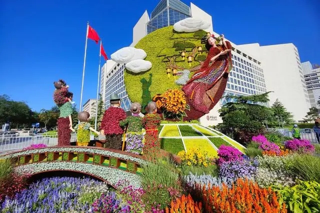 “祝福祖國”巨型花籃亮相天安門廣場