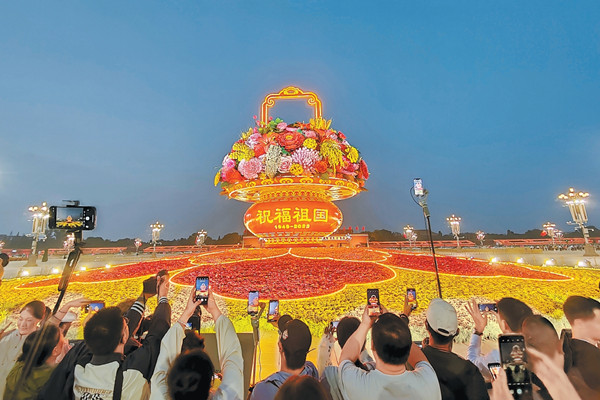 十里長街花團錦簇迎國慶佳節市民游客打卡賞花祝福祖國