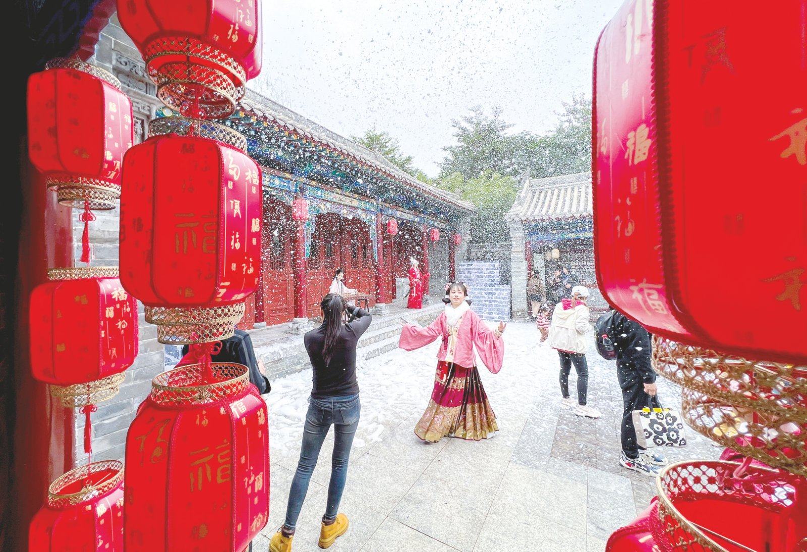 南寧園博園推出浪漫國風“飄雪”活動